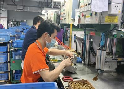 贛州開(kāi)發(fā)區(qū)黨務(wù)公開(kāi)網(wǎng)-- 贛州經(jīng)開(kāi)區(qū)黨工委作風(fēng)建設(shè)專(zhuān)題分析會(huì)暨&ldquo;七個(gè)有之&rdquo;專(zhuān)項(xiàng)治理工作會(huì)議召開(kāi) - 贛州經(jīng)開(kāi)區(qū)第三季度政企圓桌會(huì)暨新材料上下游產(chǎn)品對(duì)接交流會(huì)舉行 - &ldquo;甘霖行動(dòng)&rdquo;引活水 保障生產(chǎn)解民憂 - 胡昊:加強(qiáng)國(guó)資系統(tǒng)監(jiān)管,以勤廉建設(shè)引領(lǐng)國(guó)有企業(yè)做強(qiáng)做優(yōu)做大 - 【黨風(fēng)廉政建設(shè)】鳳崗鎮(zhèn):編印警示錄 讓廉政教育入腦入心 - 本區(qū)資訊