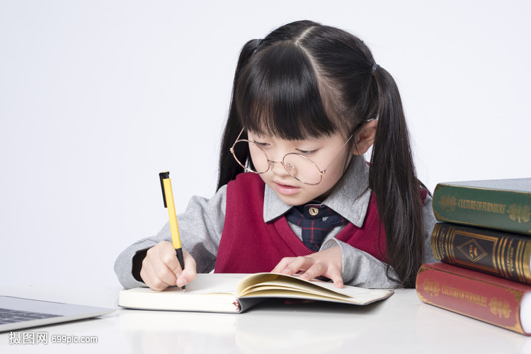 認真寫作業(yè)的小女孩